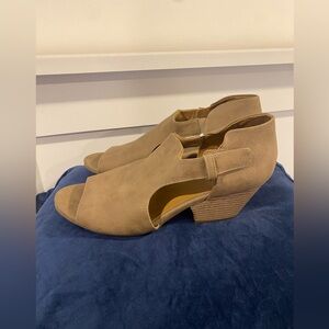 Natural Soul Daya Women’s Taupe Faux Suede Peep Tor Booties Size 10M